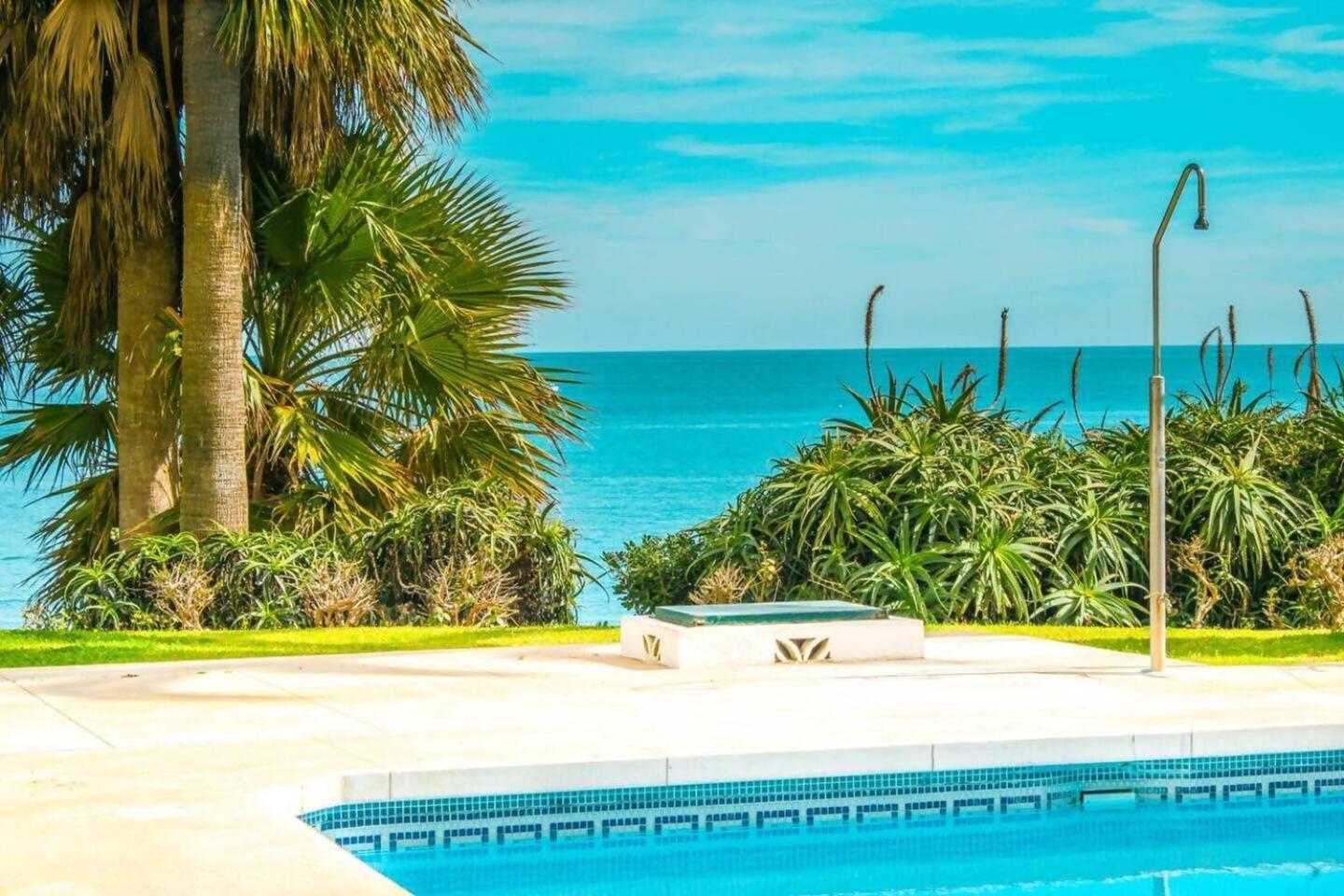 Piso bonito en la primera linea de la playa con vistas al mar en Benalmádena Exterior foto