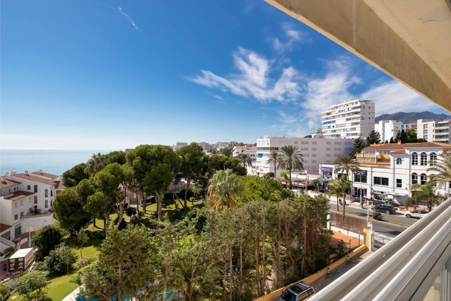 Piso bonito en la primera linea de la playa con vistas al mar en Benalmádena Exterior foto