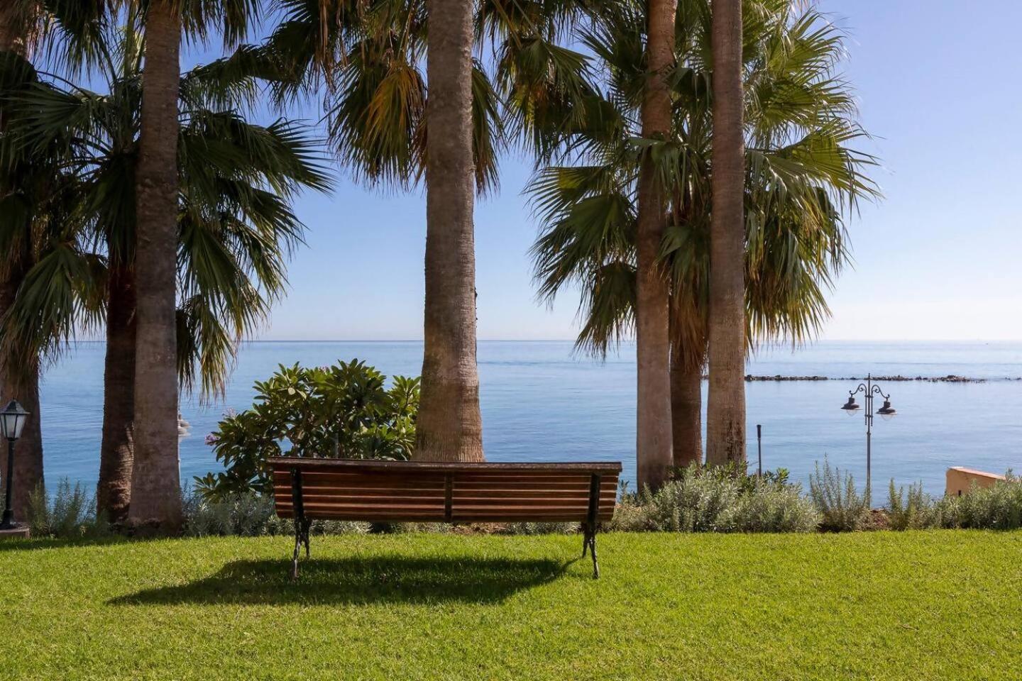 Piso bonito en la primera linea de la playa con vistas al mar en Benalmádena Exterior foto