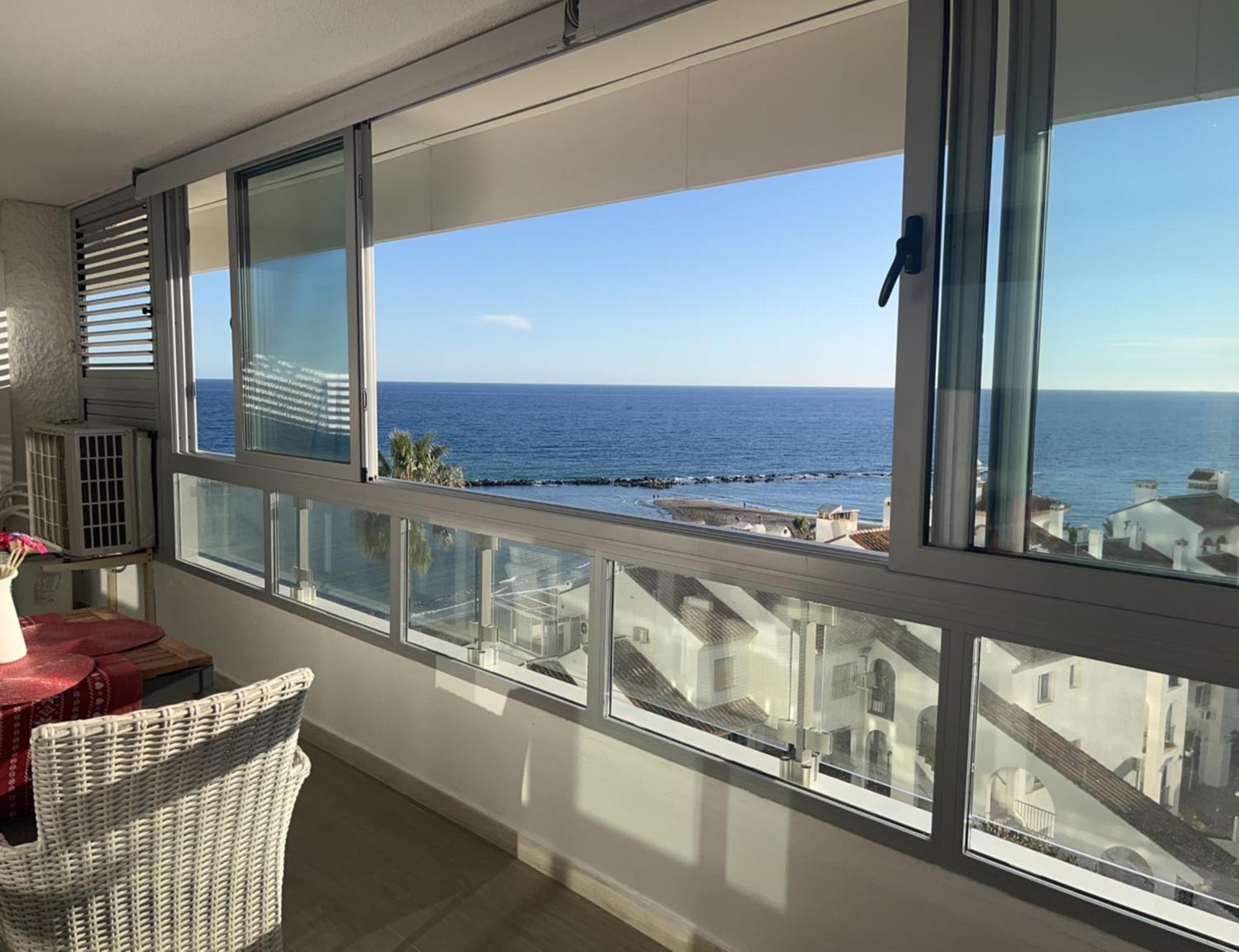 Piso bonito en la primera linea de la playa con vistas al mar en Benalmádena Exterior foto